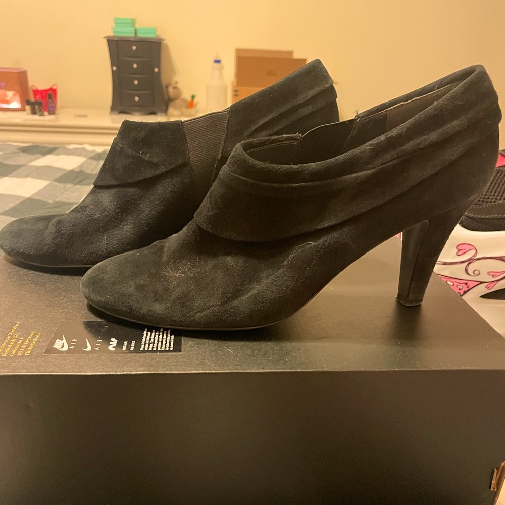 Low cut suede shoes